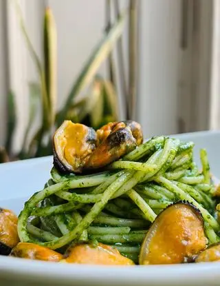 Ricetta Spaghetti con pesto di bietole e cozze di cucinalowfodmap