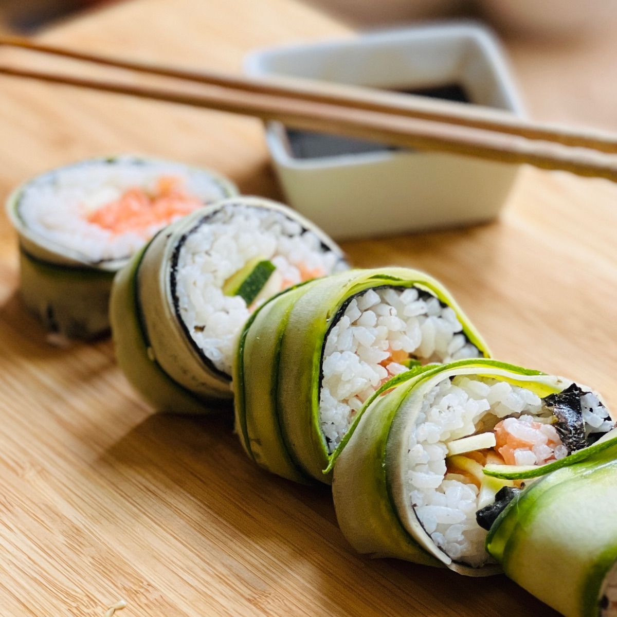 Sushi rolls di salmone e zucchine