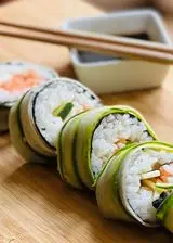 Ricetta Sushi rolls di salmone e zucchine