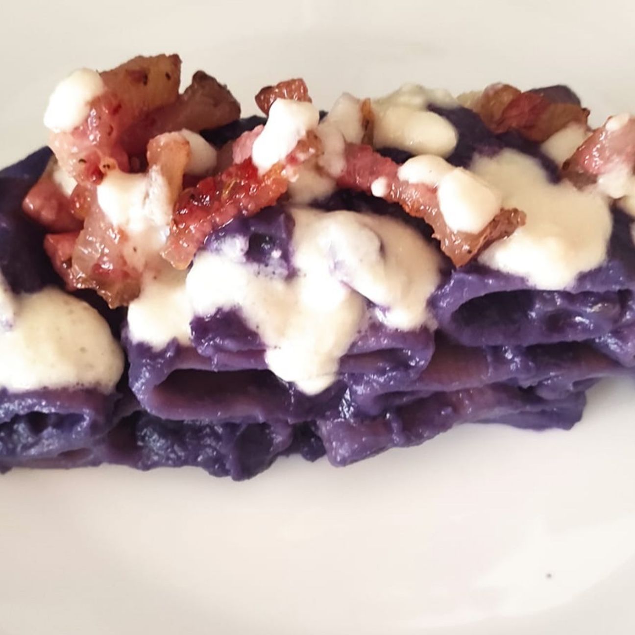 Paccheri in crema di cavolo viola con guanciale croccante e fonduta di grana