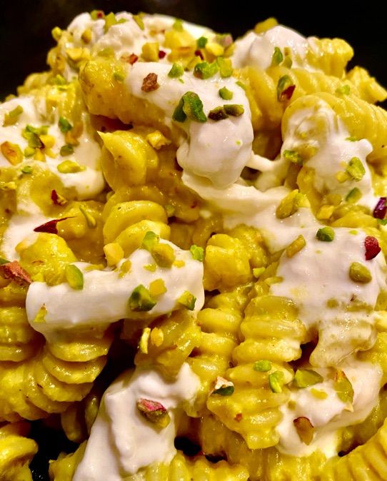 Fusillo crema di cavolo cappuccio zafferano pistacchio e stracciatella