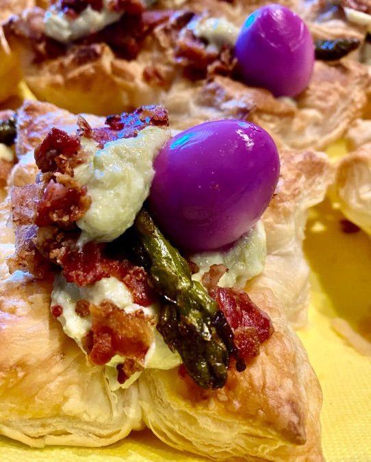 Cestino di sfoglia mousse di asparagi&ricotta bacon croccante&ovetto di quaglia