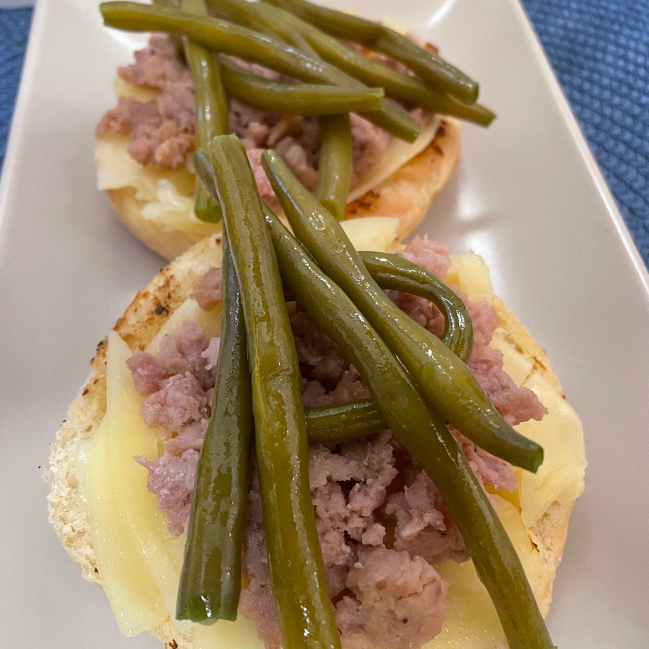 PANE FORMAGGIO E SALSICCIA