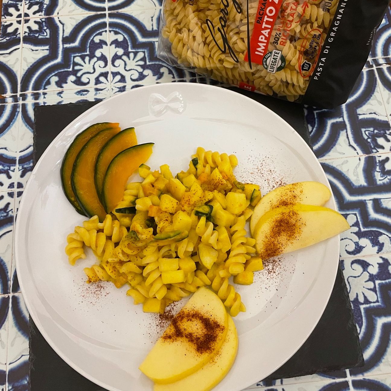 FUSILLI ZUCCA, COCCO E MELA