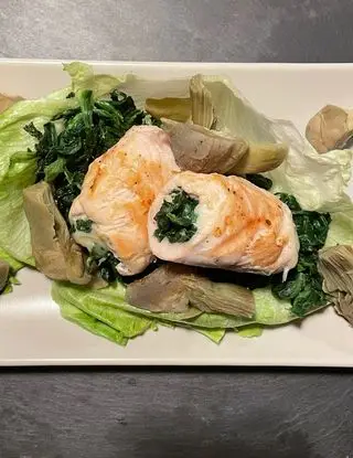 Ricetta Involtini di petto di pollo con spinaci e scamorza, serviti con spinaci, carciofi e una foglia di insalata iceberg di Past_icciareincucina