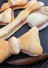 Ricetta Papillon e cravatta di focaccia ripiena con formaggio cheddar o Philadelphia e mortadella