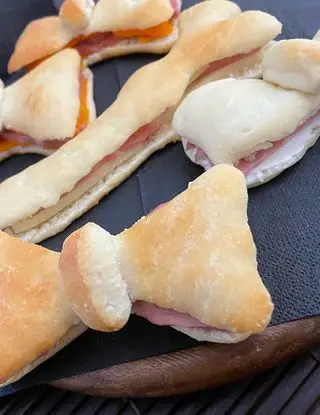 Ricetta Papillon e cravatta di focaccia ripiena con formaggio cheddar o Philadelphia e mortadella di Past_icciareincucina