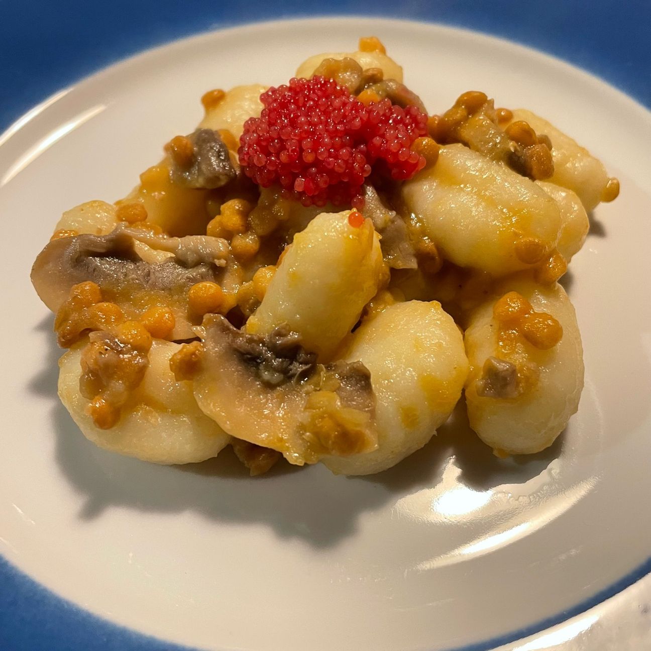 Gnocchi con funghi,lenticchie, passata di datterino giallo e uova di lompo rosse
