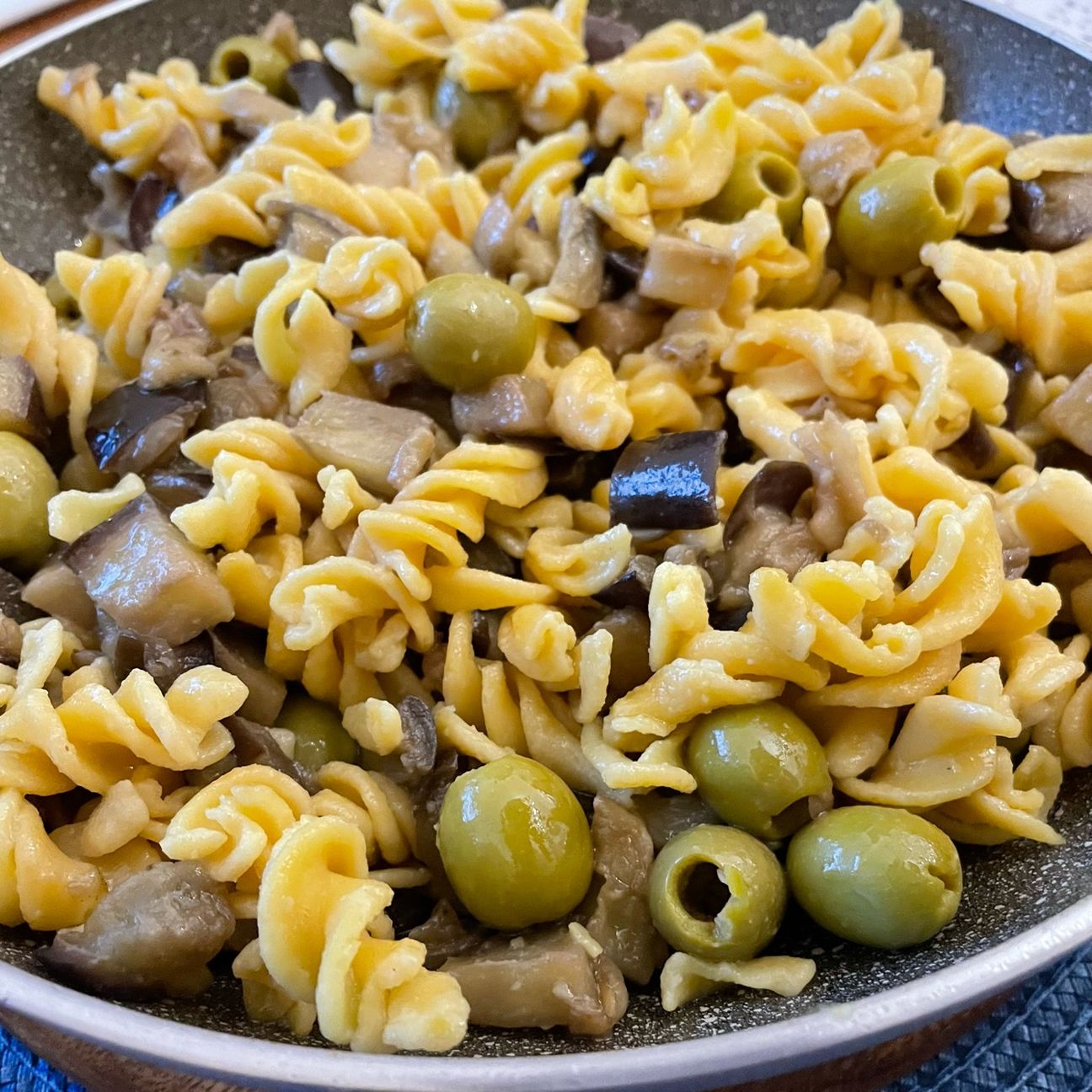 PASTA FRESCA DI CECI, MELANZANE E OLIVE
