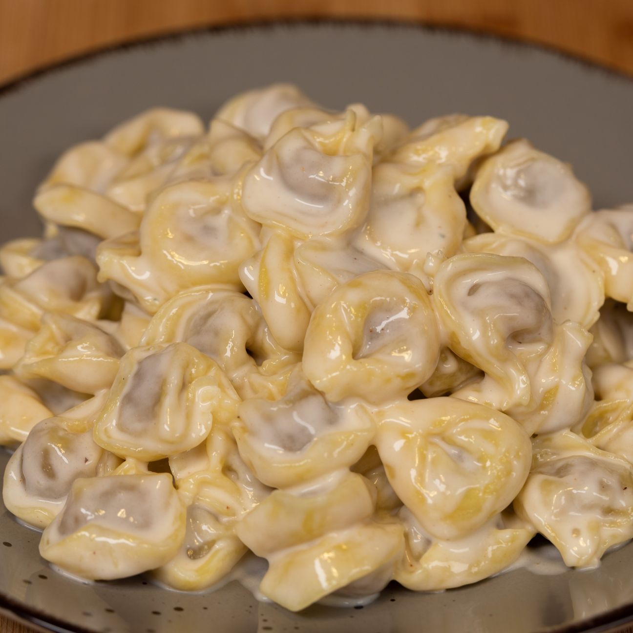 Tortellini al prosciutto crudo con crema di parmigiano