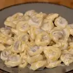 Ricetta Tortellini al prosciutto crudo con crema di parmigiano