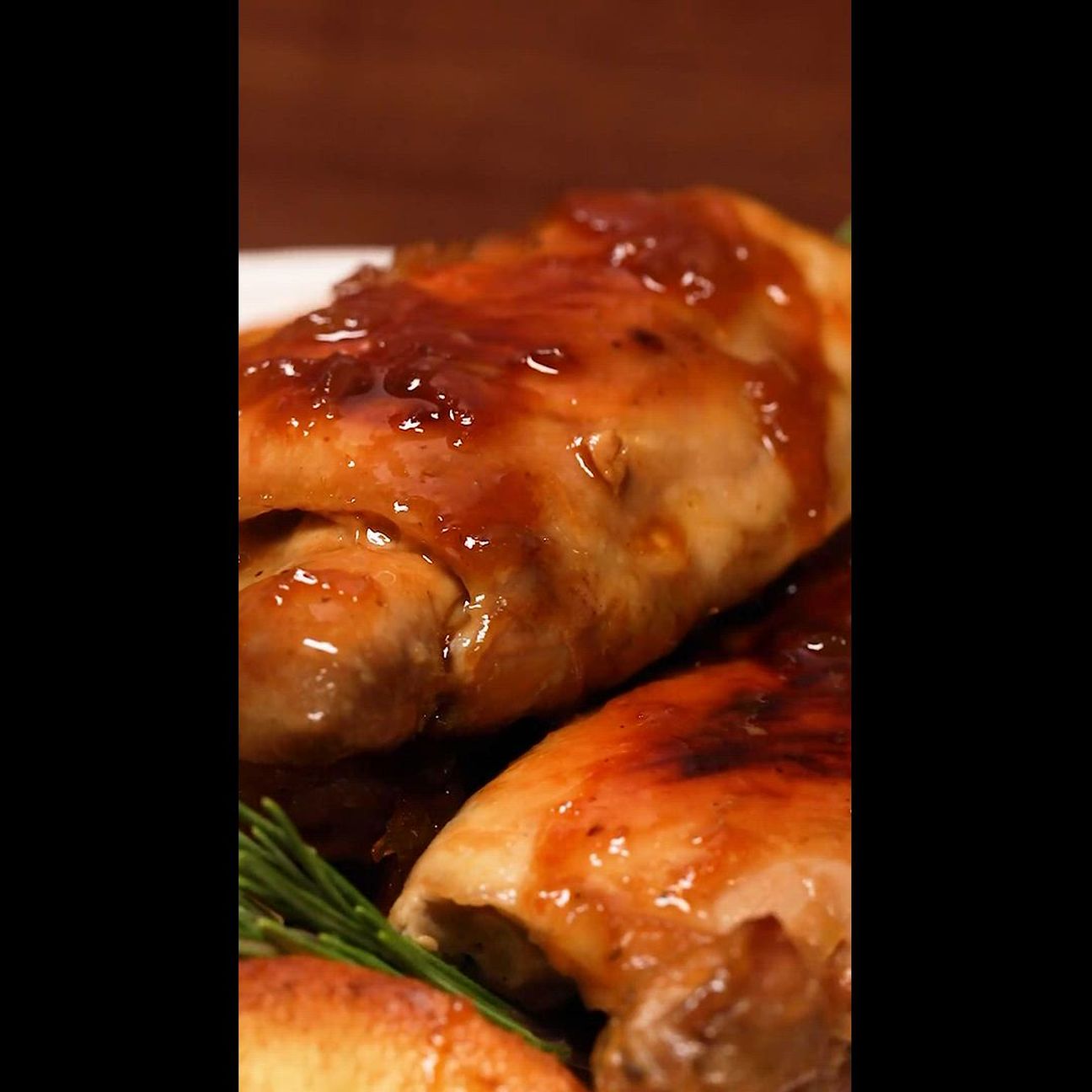 Pollo glassato alla birra con cipolle