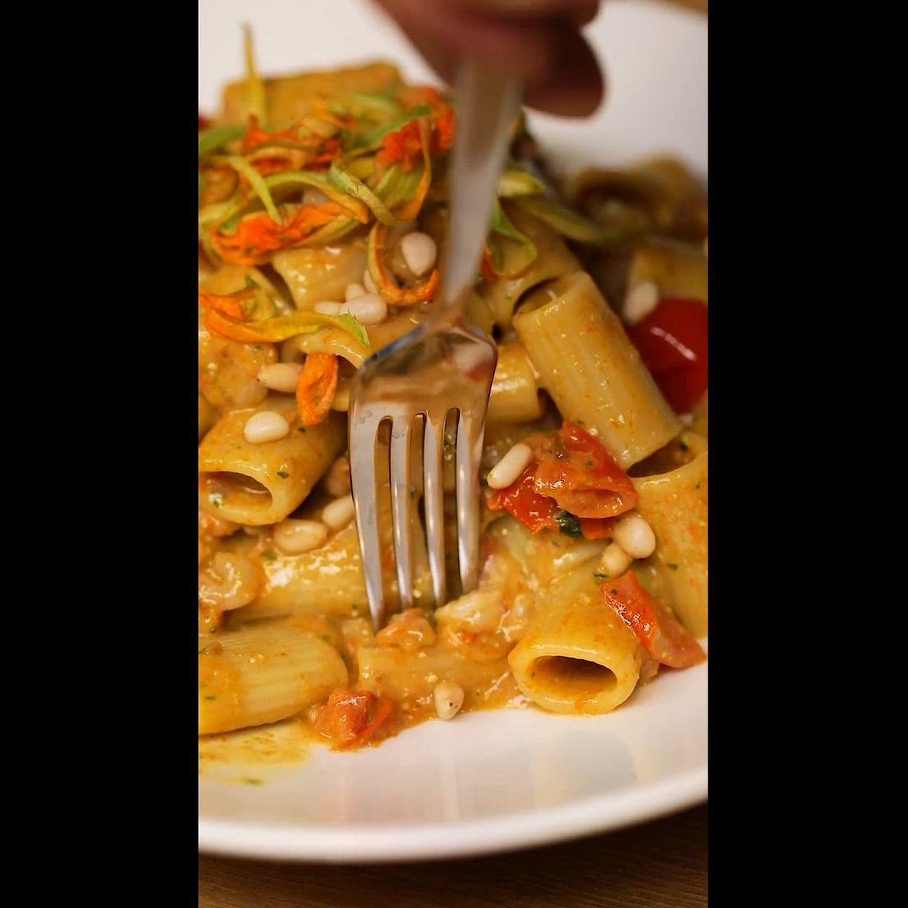 Rigatoni al pesto di fiori di zucca con gamberetti e pomodorini