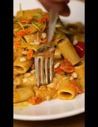 Ricetta Rigatoni al pesto di fiori di zucca con gamberetti e pomodorini di altacucina