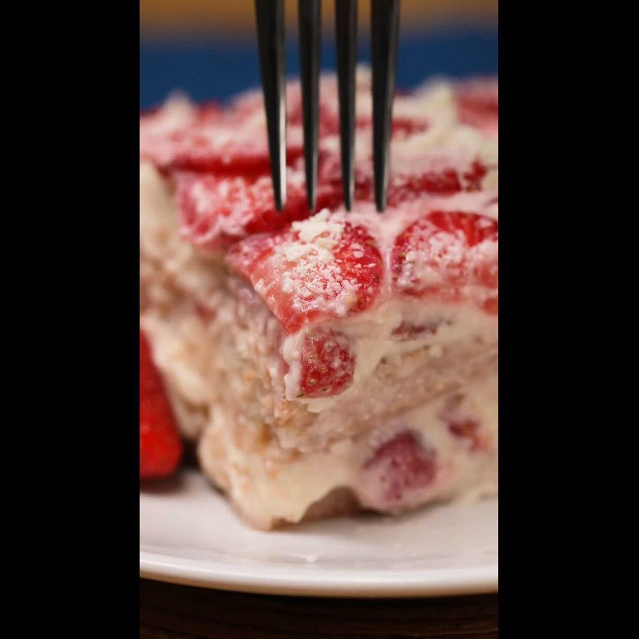 Tiramisù alle fragole e cioccolato bianco