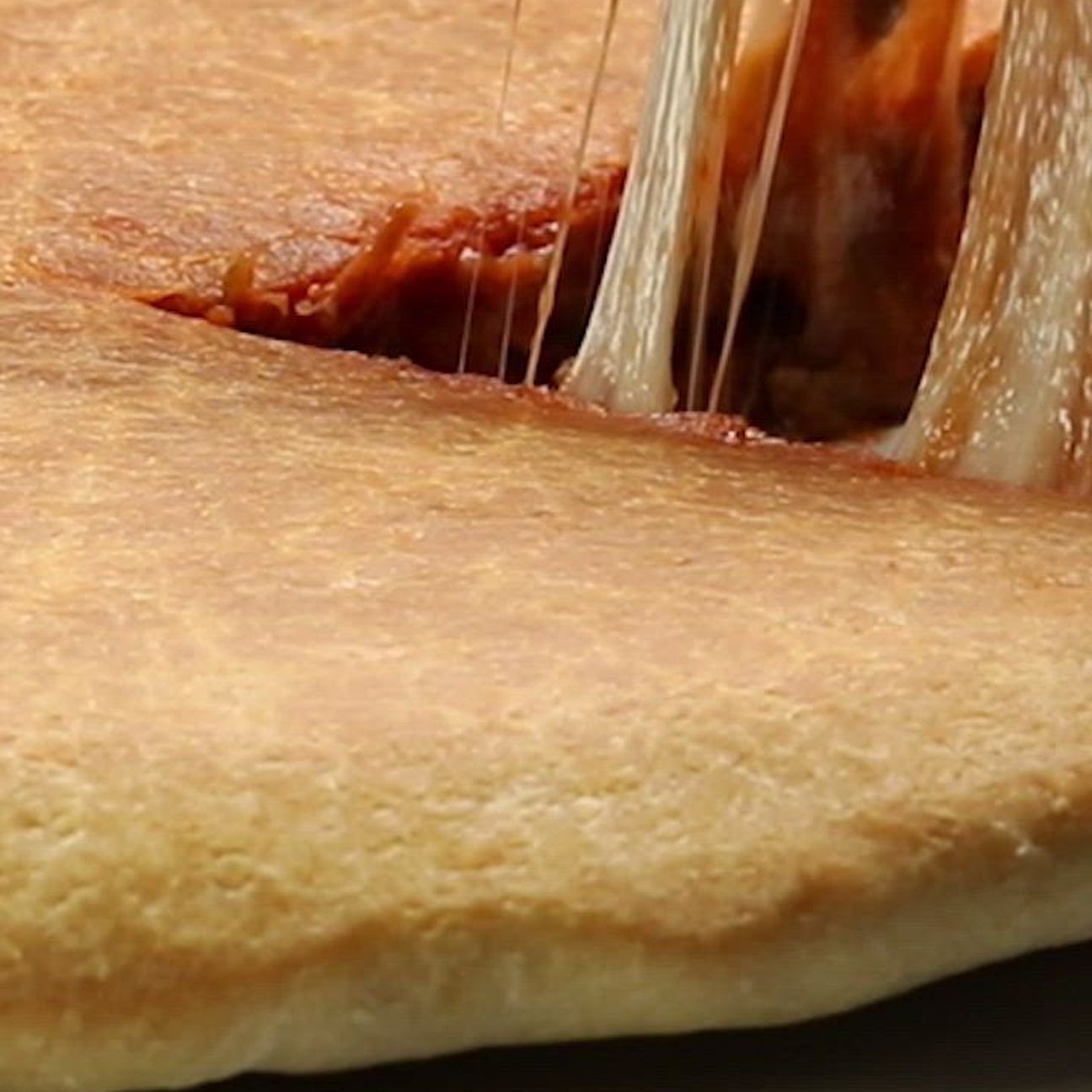 Focaccia in padella alla parmigiana di melanzane