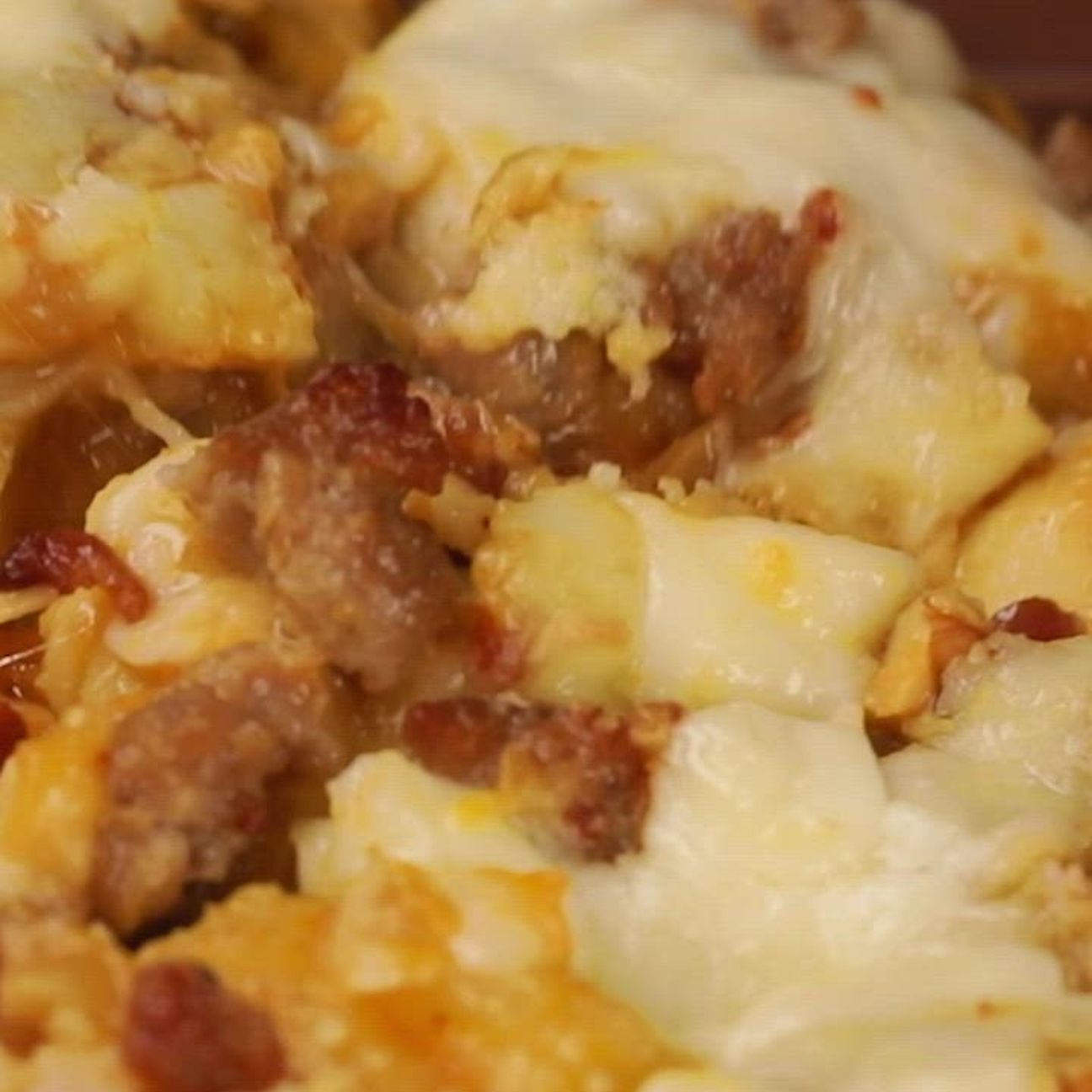 Gnocchi al forno con crema di zucca, salsiccia e noci