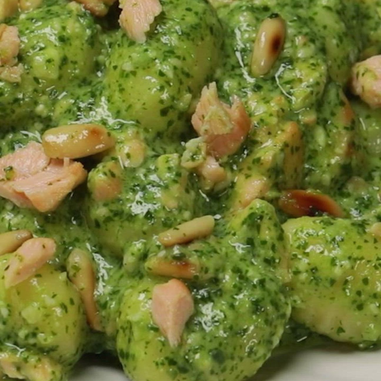 Gnocchi al pesto di rucola, salmone e pinoli