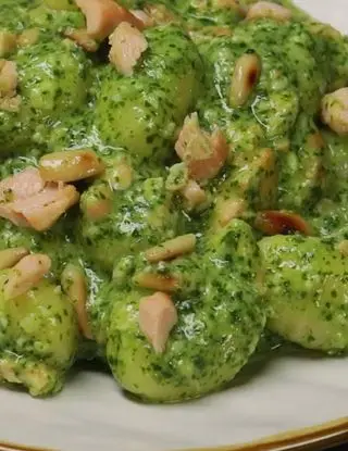 Ricetta Gnocchi al pesto di rucola, salmone e pinoli di altacucina