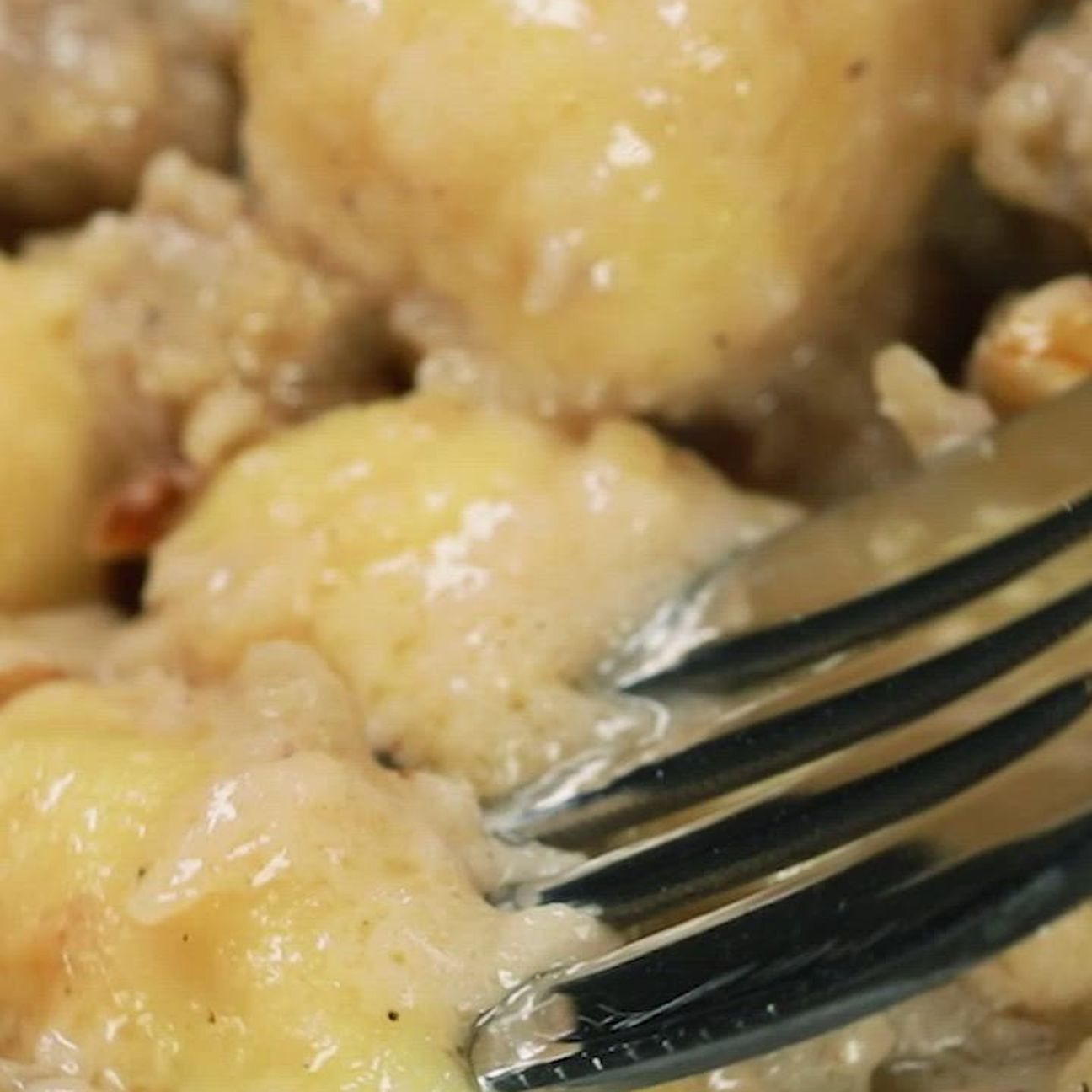 Gnocchi con crema di stracchino, salsiccia e noci