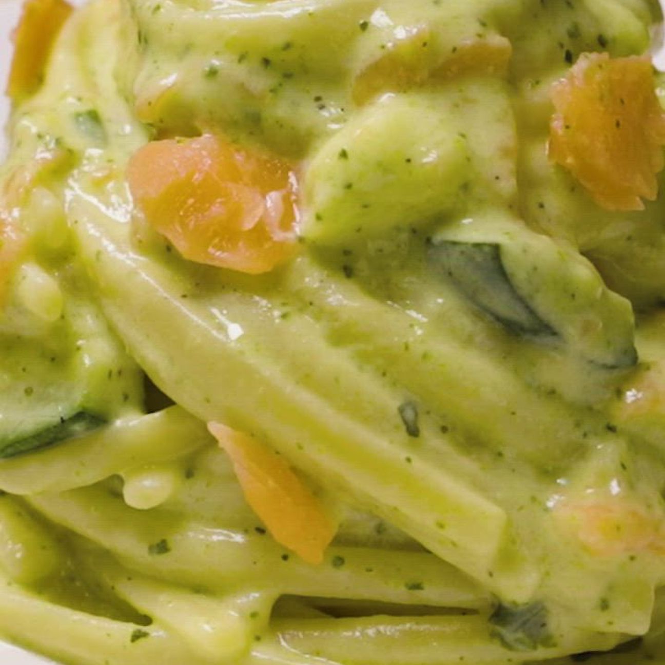 Linguine alla crema di zucchine e robiola con salmone