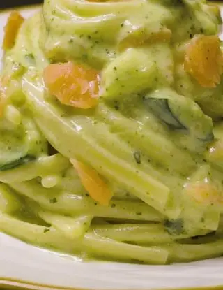 Ricetta Linguine alla crema di zucchine e robiola con salmone di altacucina