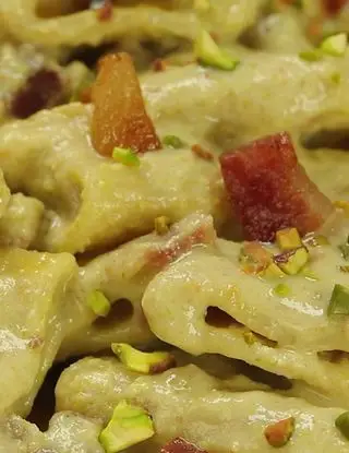 Ricetta Paccheri alla crema di burrata e pistacchi con guanciale croccante di altacucina