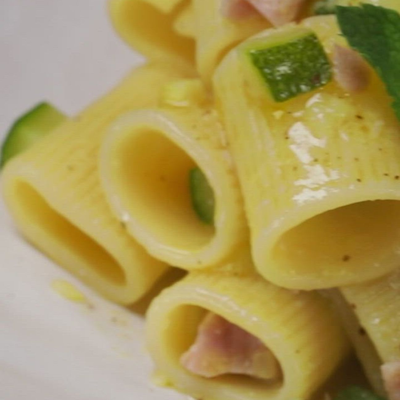 Pasta con zucchine, limone, menta e tonno fresco