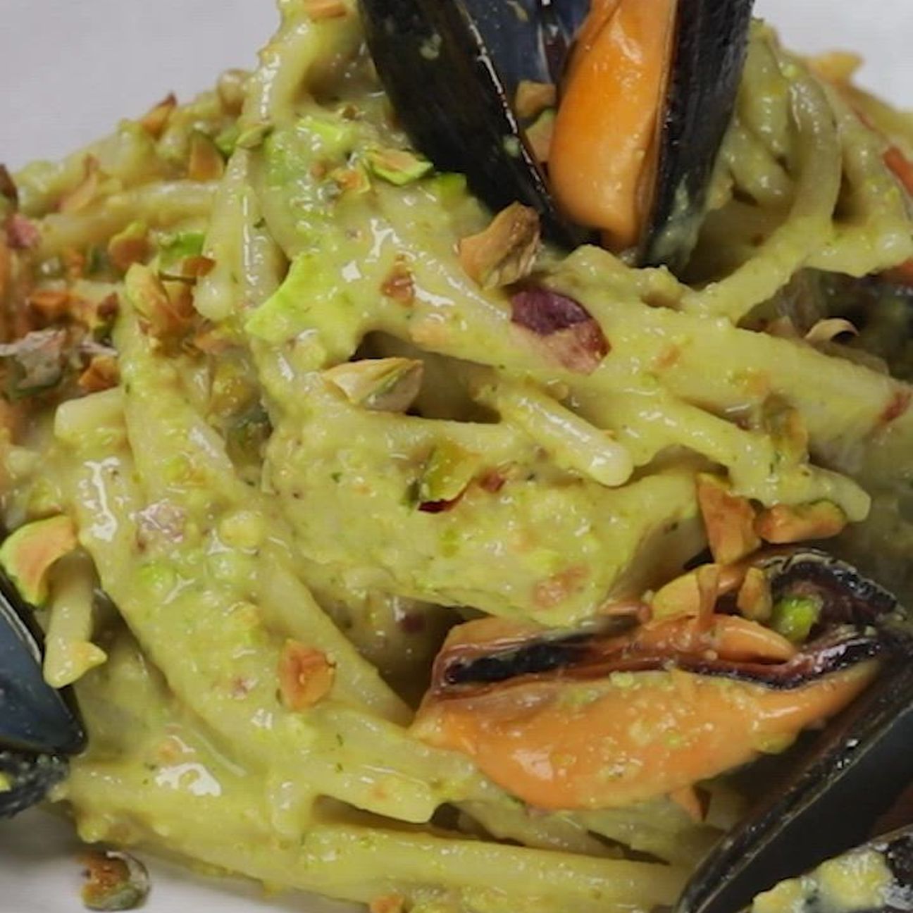 Spaghetti al pesto di pistacchi e cozze