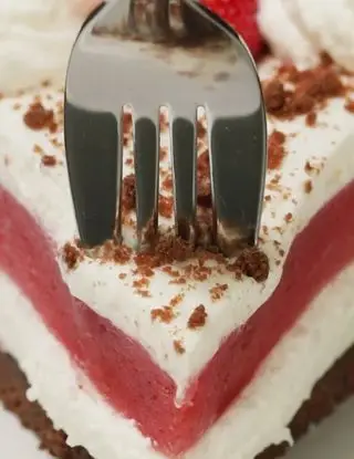 Ricetta Torta fredda allo yogurt e fragole con Pan di Stelle di altacucina