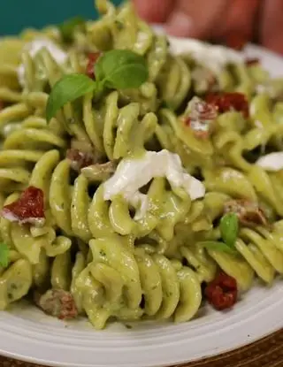 Ricetta Pasta fredda con basilico, burrata e pomodori secchi di altacucina