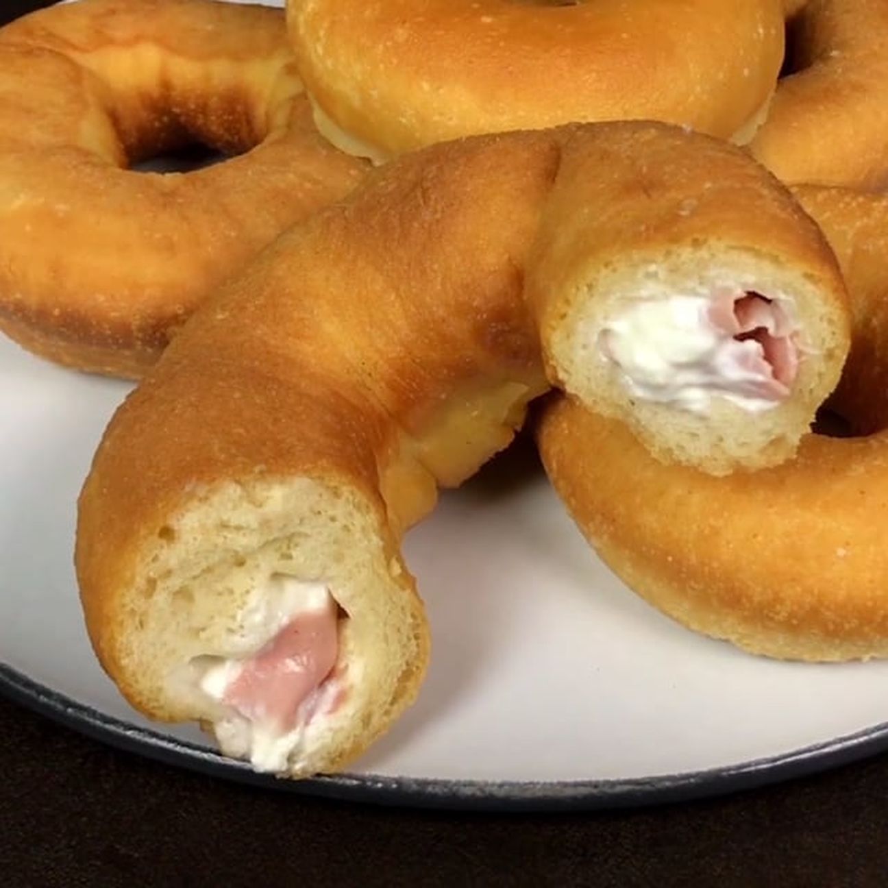Ciambelle di pizza fritte con stracciatella e mortadella