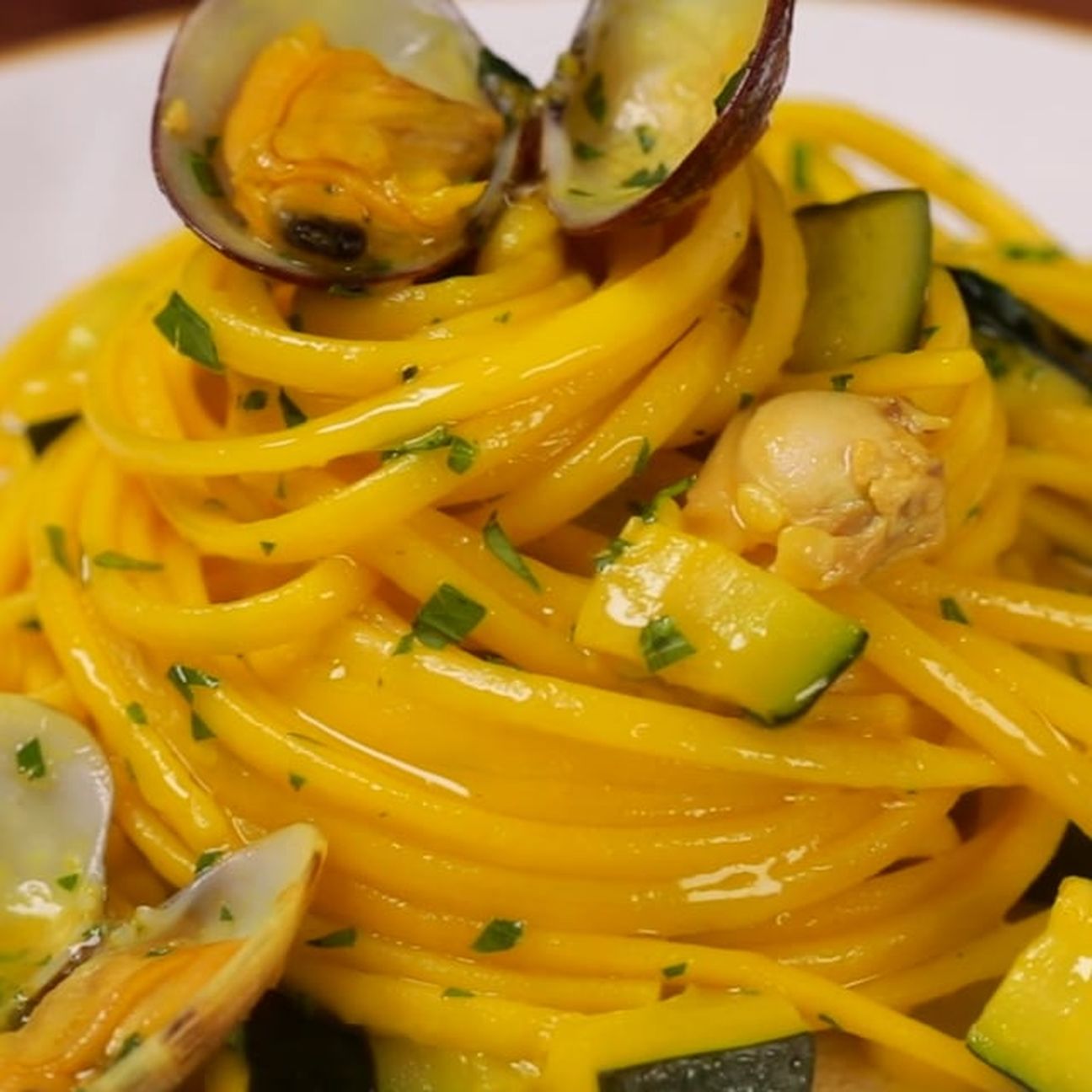Linguine allo zafferano con vongole e zucchine