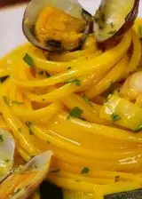Ricetta Linguine allo zafferano con vongole e zucchine