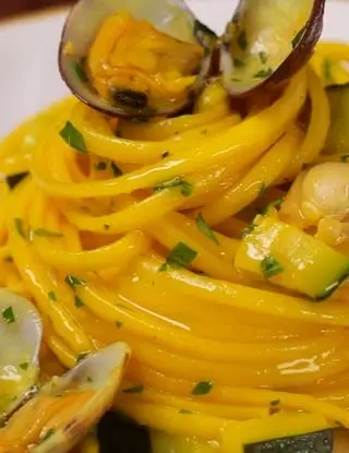 Ricetta Linguine allo zafferano con vongole e zucchine di altacucina