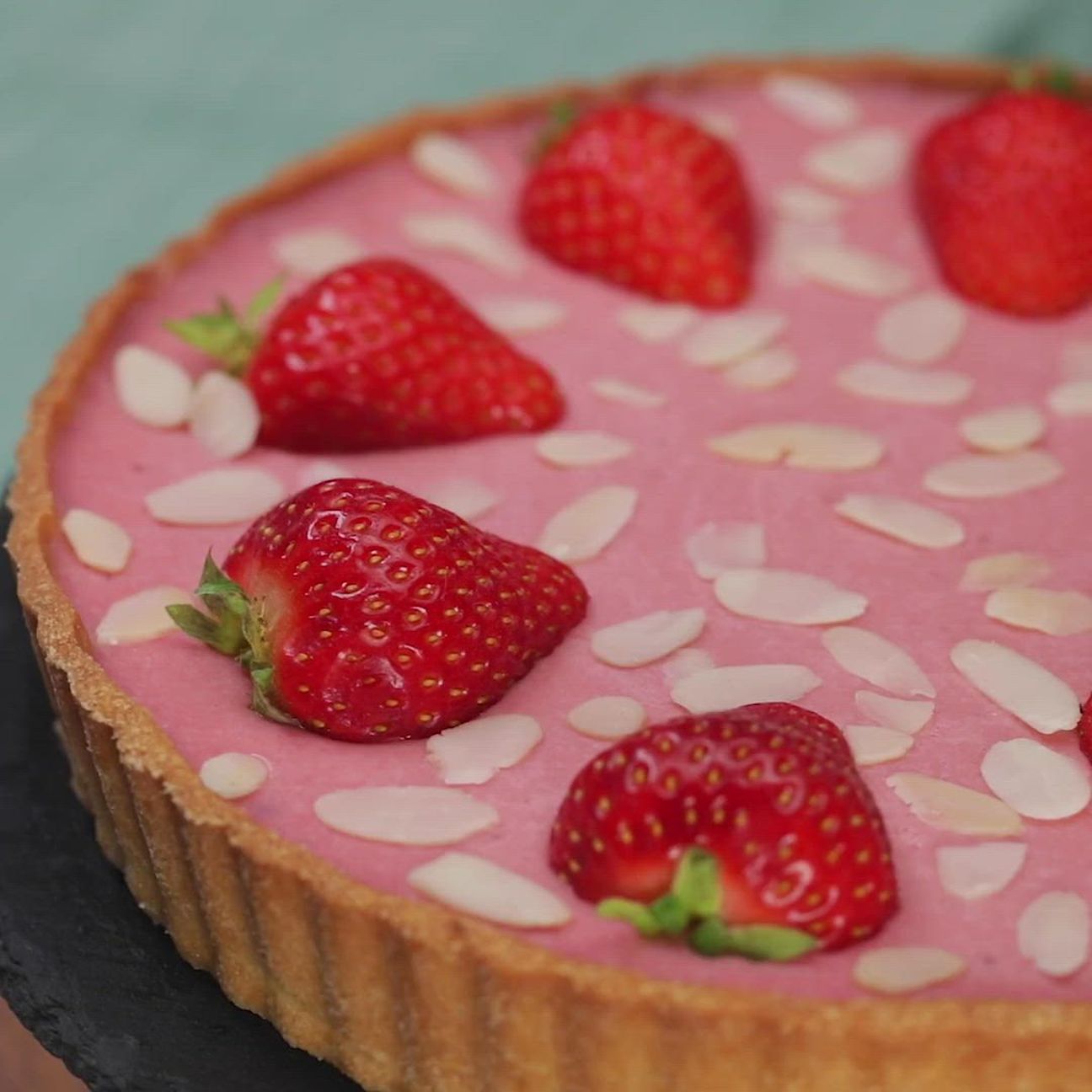 Crostata con pannacotta alla mandorla e fragole