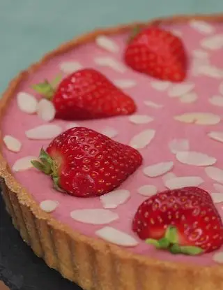 Ricetta Crostata con pannacotta alla mandorla e fragole di alpro