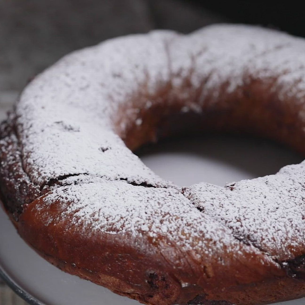 Ciambella di panbrioche al cacao ripiena di nutella e nocciole