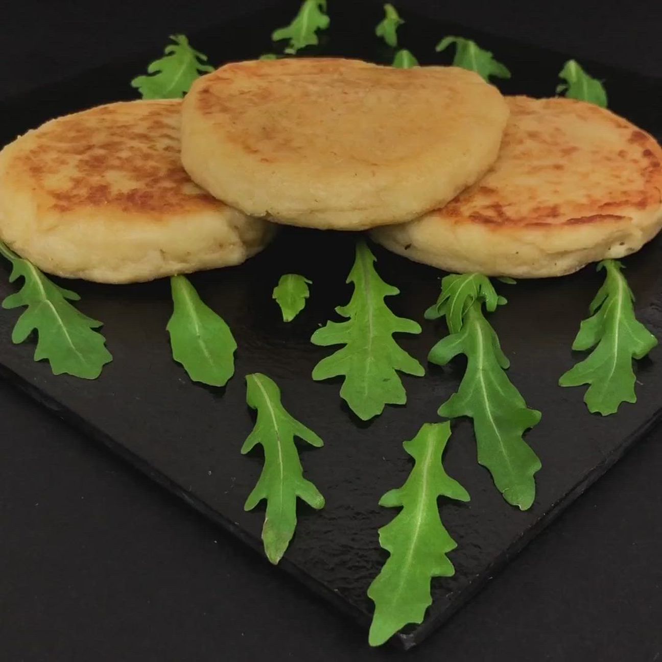Focaccette di patate con speck e fontina