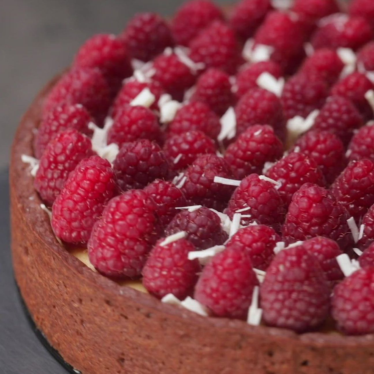 Crostata al cacao con crema al cioccolato bianco e lamponi