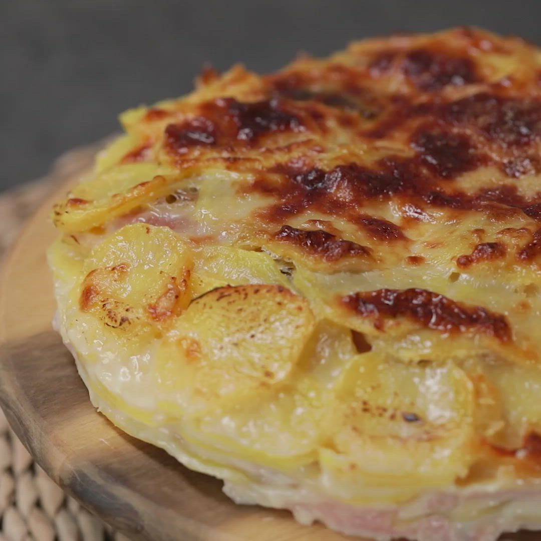 Parmigiana di patate con prosciutto cotto, funghi e provola