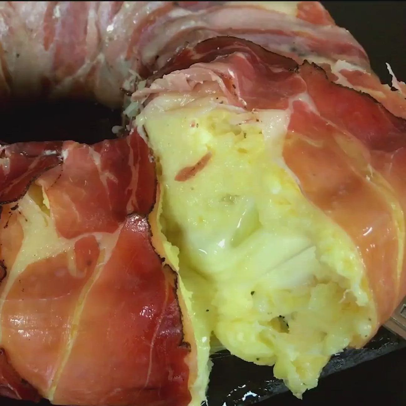 Ciambella di patate e speck con cuore filante