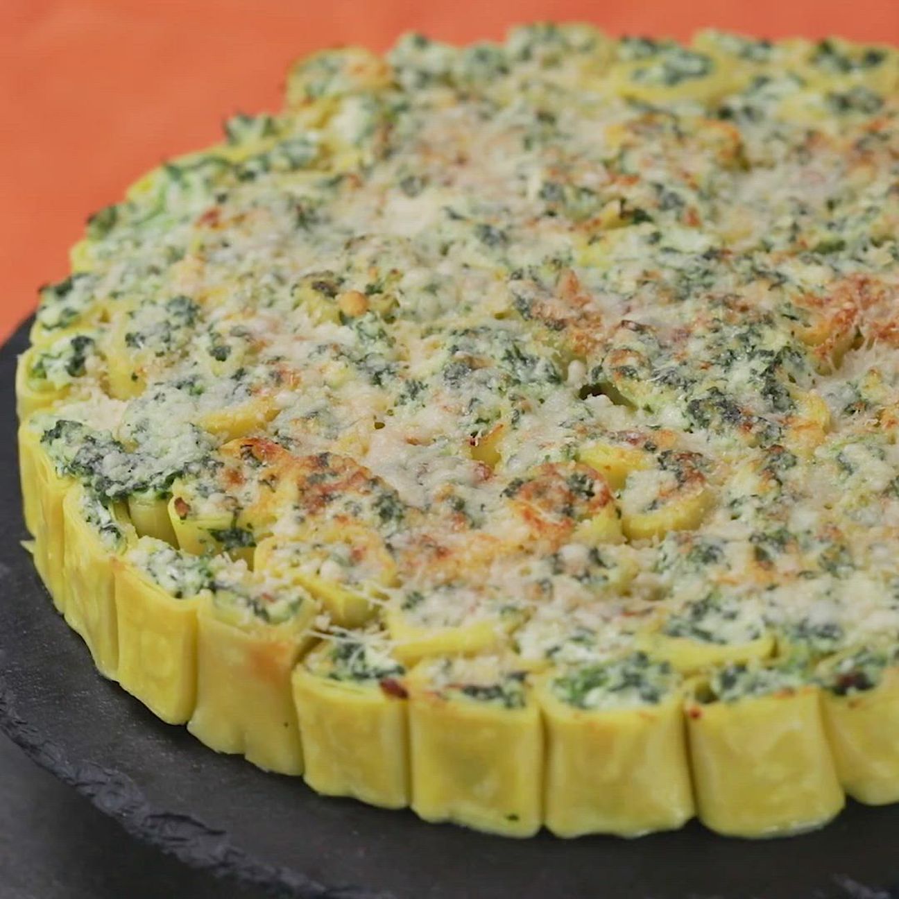 Torta salata mille rotolini di pasta con ricotta e spinaci