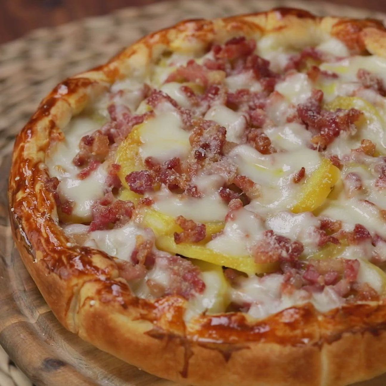 Torta rustica con patate, carciofi, pancetta e provola