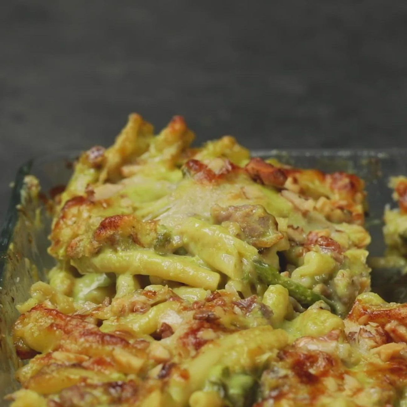 Casarecce al forno con besciamella agli asparagi, salsiccia e noci