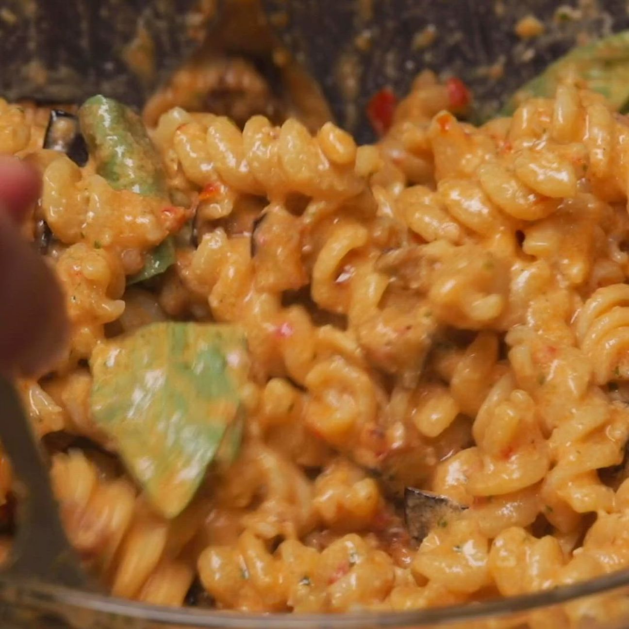 Fusilli con pesto alla siciliana, melanzane fritte e mandorle