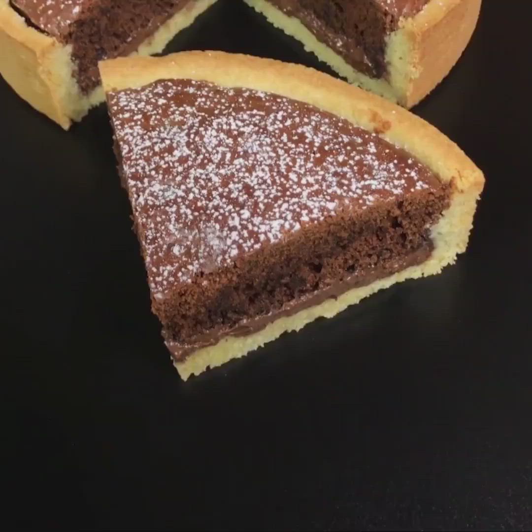 Crostata ai due cioccolati rifinita con griglia per crostate