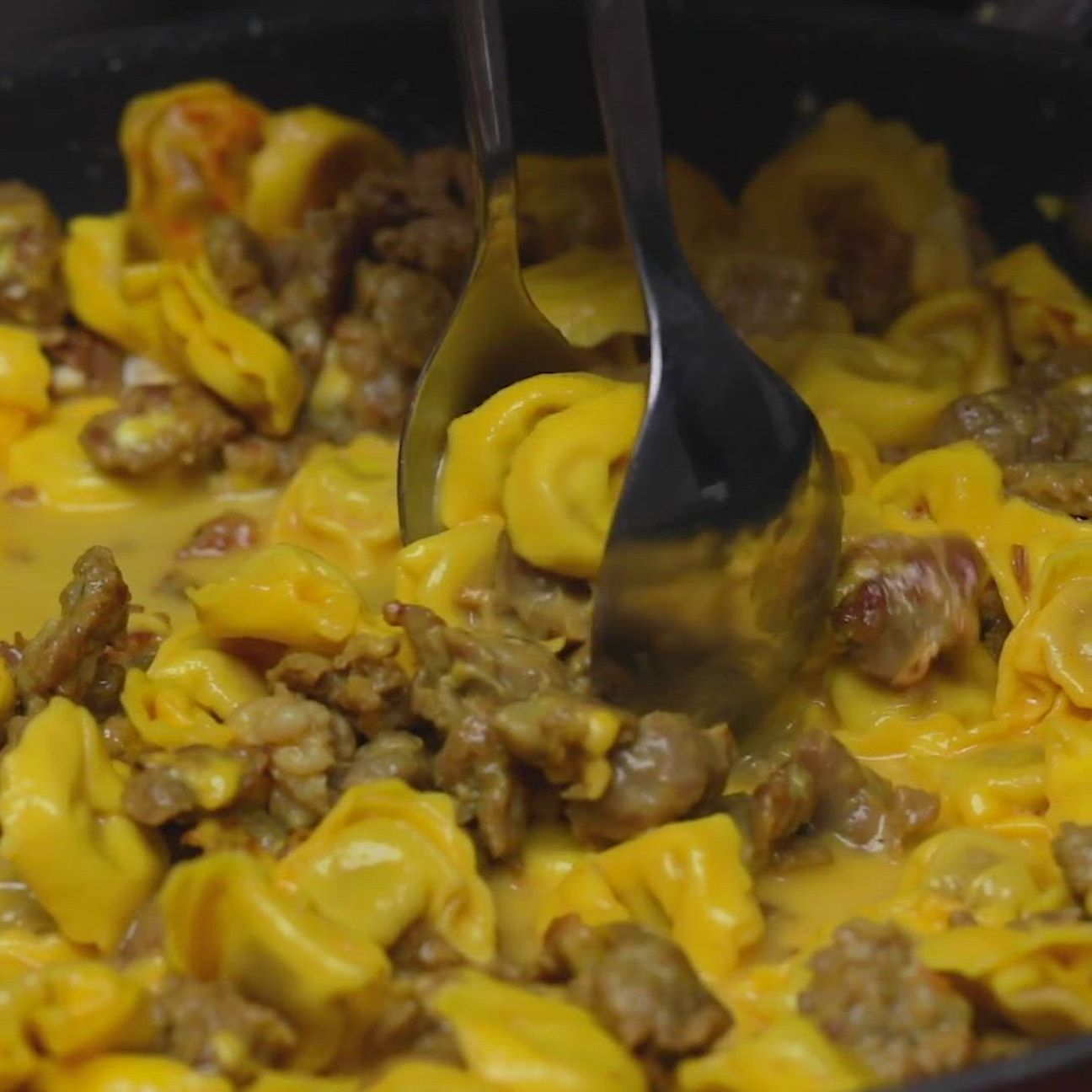 Tortellini al prosciutto crudo con salsiccia, zafferano e stracchino