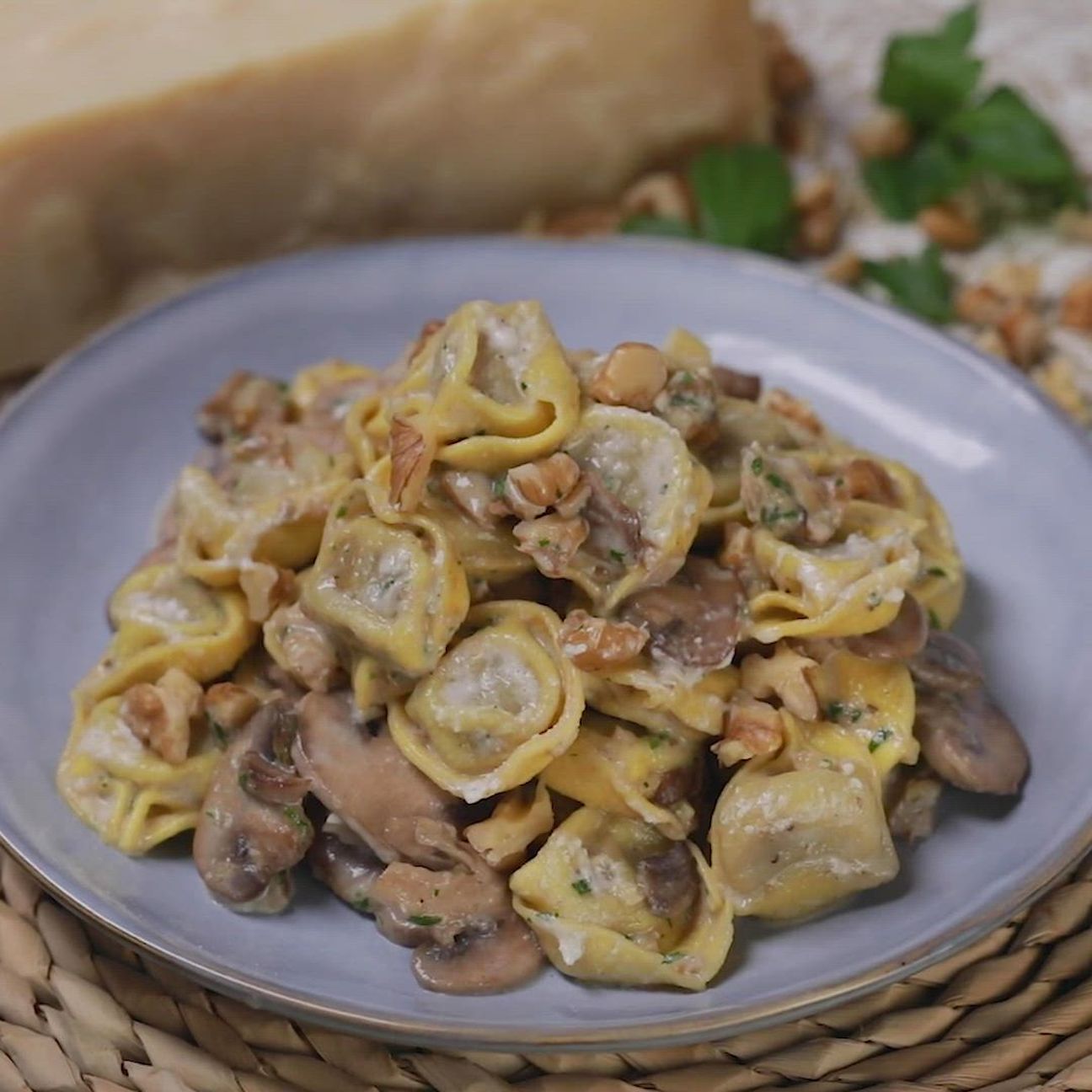 Tortellini alla carne con funghi, grana e noci