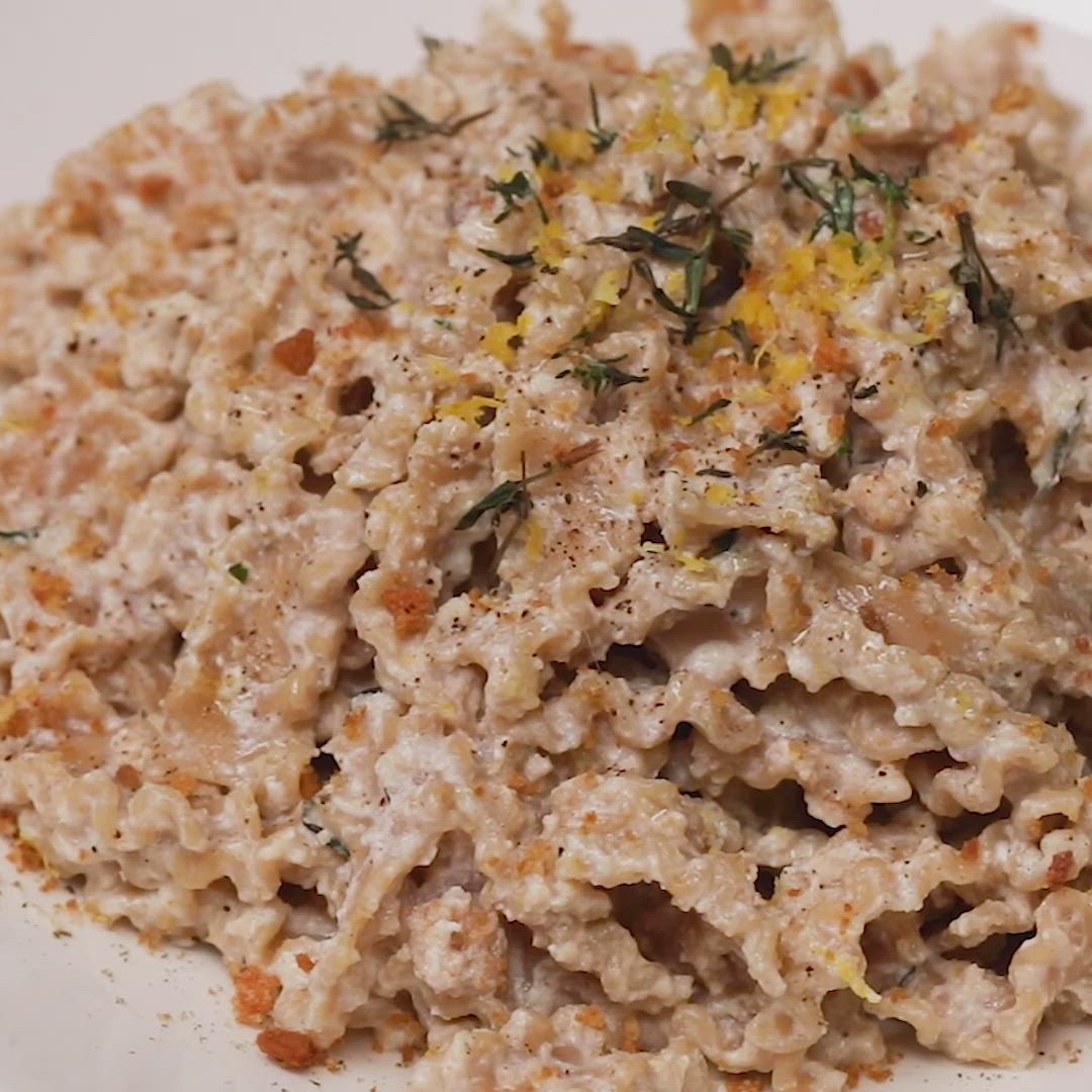Mafalda corta con ricotta, limone e pane croccante al timo